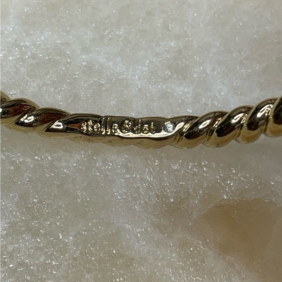 Stella & Dot Gold Tone Panther Head Hinged Bangle – Excellent Condition - Picture 2 of 6